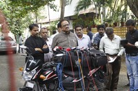 Celebrities pay tributes to Bapu Photos